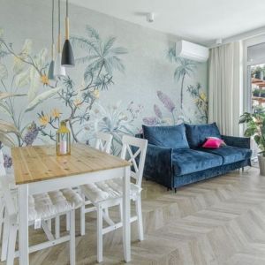 Kolorowy mural na ścianie za kanapą w salonie. Projekt wnętrza: Beata Ignasiak, pracownia Ignasiak Interiors. Fot. Grupa Deix
