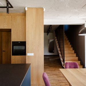 W otwartej strefie dziennej znajdują się schody na poddasze. Projekt wnętrza: Joanna Ochota, Archimental. Fot. Joanna Jawor