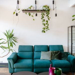 Zielona sofa w salonie. Projekt wnętrza: Joanna Ochota, Archimental. Fot. Joanna Jawor