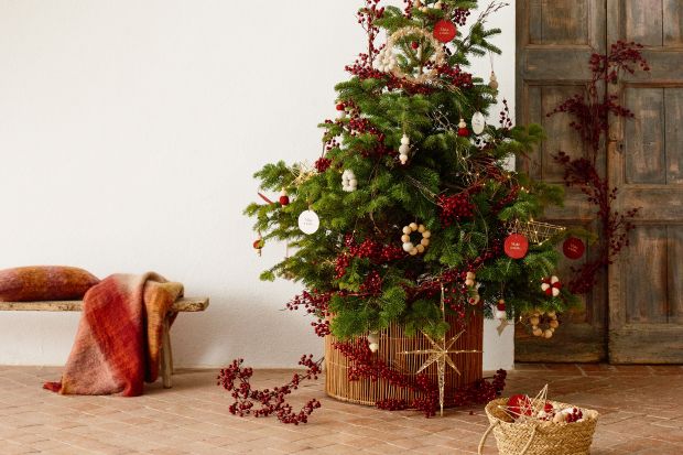 Jak udekorować dom na święta Bożego Narodzenia? Jakie ozdoby wybrać? Z nową świąteczną kolekcją Joy of Xmas od Kave Home wypełnisz swój dom magią. <br /><br />