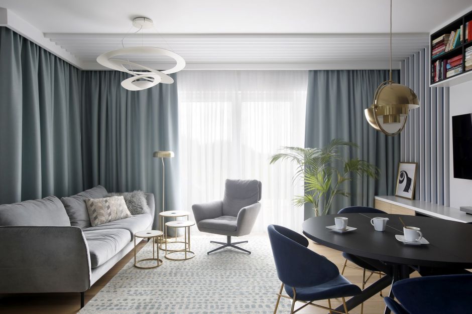 Elegancki salon w błękicie i szarościach. Projekt wnętrza MIKOŁAJSKAstudio. Fot Jakub Dziedzic