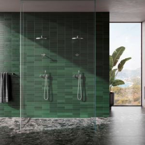 W przestrzeni łazienkowej zieleń może stać się dominantą – przykuwać wzrok w postaci płytek pokrywających fragmenty ścian lub wnęki prysznica. Fot. TECE