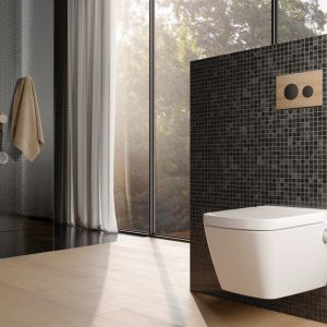 W łazience warto zastosować naturalne materiały, które dzięki zróżnicowanym teksturom tworzą w pomieszczeniu intrygujący efekt głębi. Fot. Tece