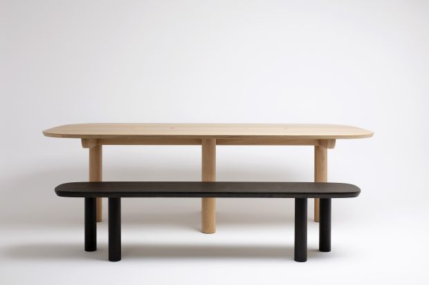 Polska marka Miloni tworzy drewniane stoły i meble, łącząc współczesne trendy i fachowe rzemiosło. Także najnowsza propozycja Moa, stworzona przez Tomka Rygalika, to mebel tworzony z pasją i z miłością do rękodzieła.