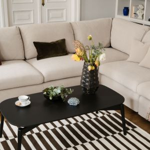 Połącz modułową sofę Karato z abstrakcyjnym wzorem dywanu i poduszek, aby stworzyć świeży, nowoczesny salon. Fot. Gala Collezione
