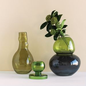 Kolorowe szkło UrbanNatureCulture - piękna kolekcja szklanych wazonów, świeczników i innych dekoracji. Sprzedaż i mat. prasowe BM Housing