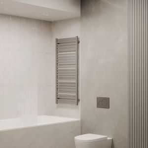 W ogólnodostępnej łazience przeważa jasna szarość. Projekt wnętrza i wizualizacje: MIKOŁAJSKAstudio 