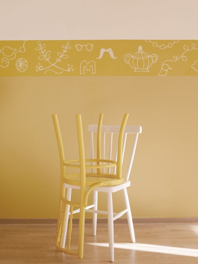 Różnokolorowe krzesła mogą być niezwykle urzekającą dekoracją jadalni. Fot. Tikkurila