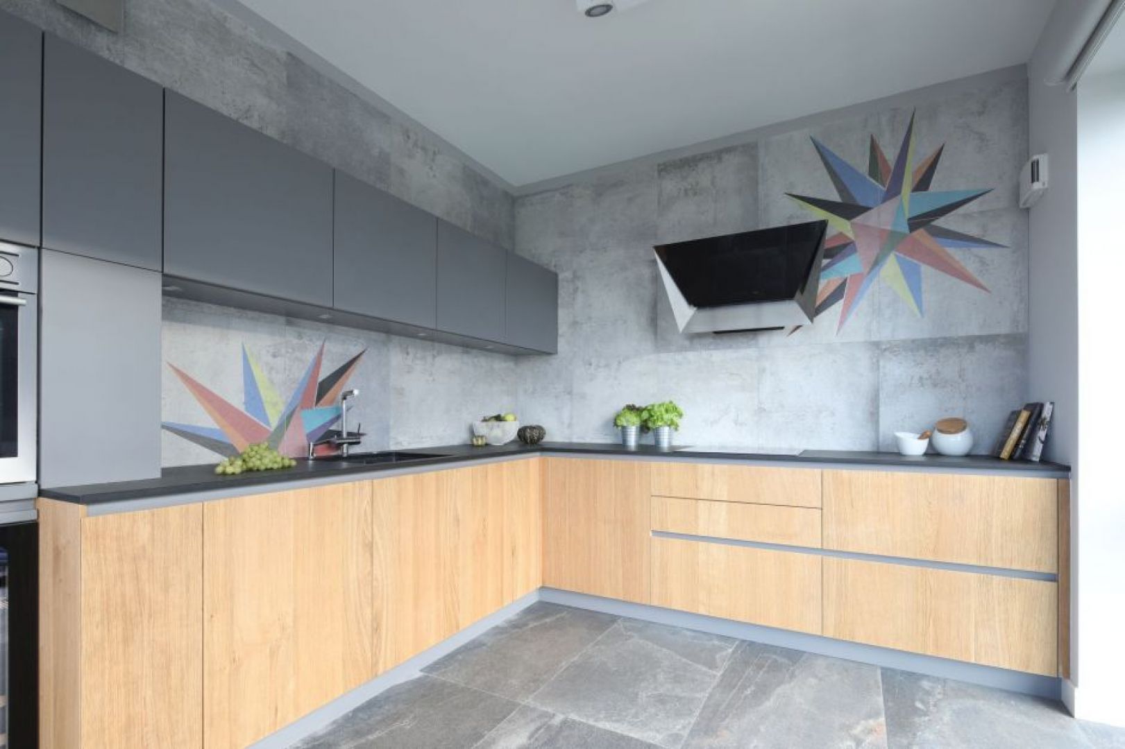 Szare płytki na ścianie nad blatem w kuchni. Projekt wnętrza: Magdalena Lehmann. Fot. Bartosz Jarosz