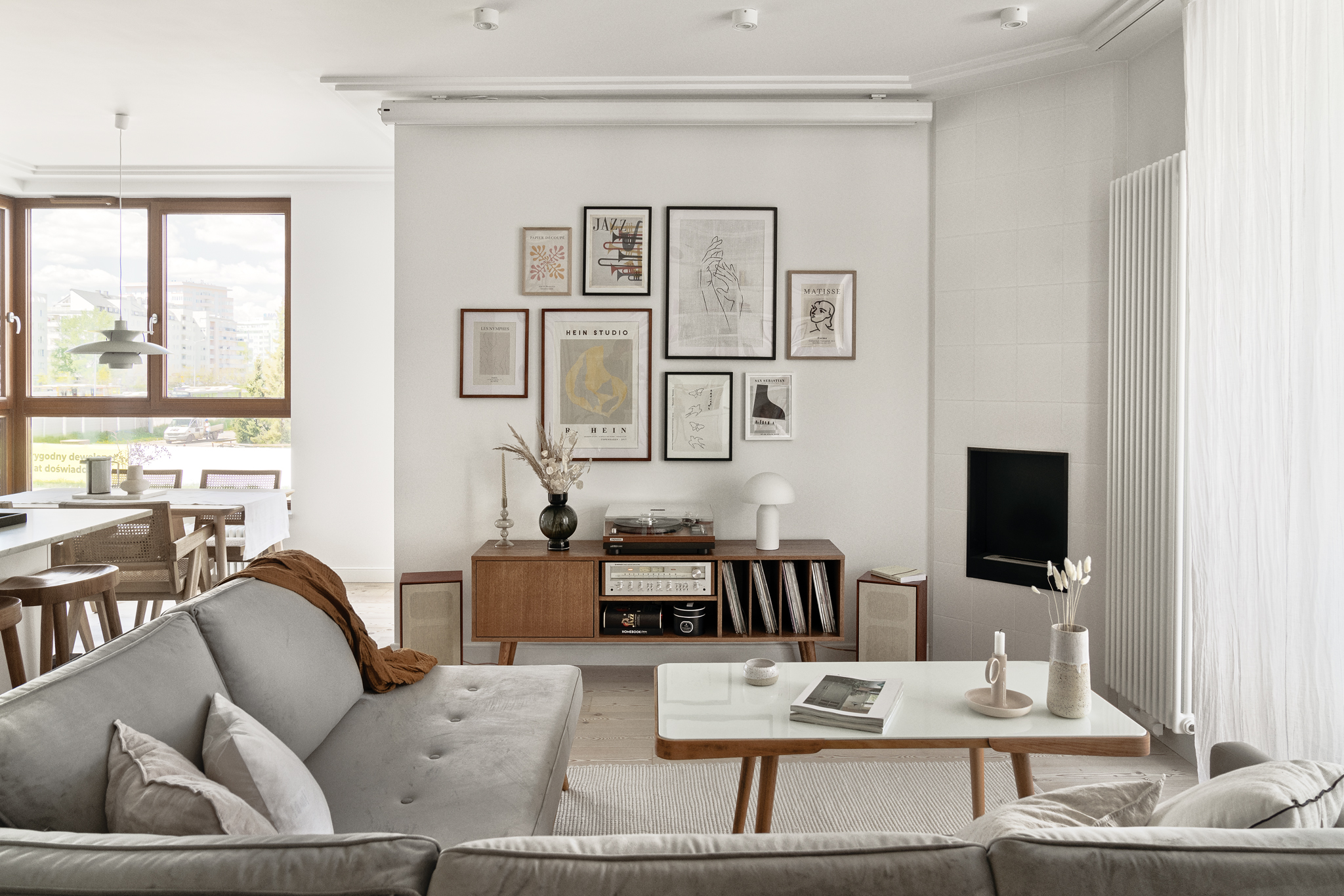 Jasne mieszkanie w stylu mid-century modern, inspirowane Skandynawią. Projekt: pracownia Luumo. Zdjęcia: Tom Kurek