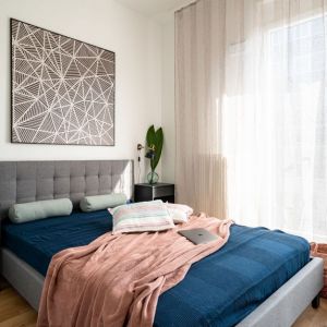 Elegancka, mała sypialnia w jasnych kolorach. Projekt wnętrza i zdjęcie: KODO Projekty i Realizacje Wnętrz