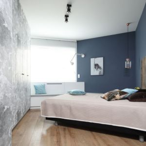 Przytulna, mała sypialni z niebieskimi ścianami. Projekt wnętrza: Anna Krzak. Fot. Bartosz Jarosz