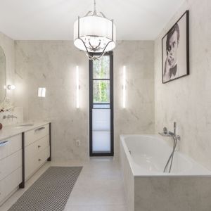 Bazę aranżacji łazienki stanowią z płytki z rysunkiem kamienia w połączeniu z czarno-białą mozaiką. Projekt wnętrza: Marta Czerkies Home Designer. Fot. Pion Poziom