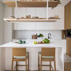Przytulny, nowoczesny salon, jadalnia przy kuchni z wyspą. Projekt wnętrza: Natalia Teixeira, Kasia Beresińska, pracowania TK Architekci. Fot. TK Architekci