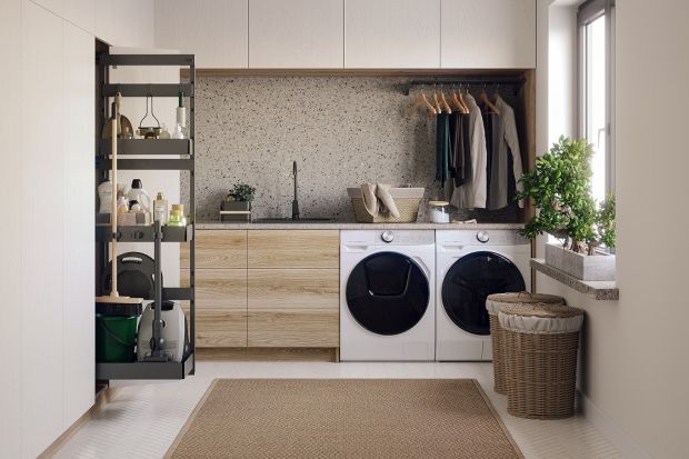 Jak segregować pranie? Jak ułatwić sobie sprzątanie? Specjalna szuflada z dwoma koszami pomoże w dzieleniu ubrań, a specjalny stelaż – w zachowaniu ładu w szafie gospodarczej. Oba rozwiązania są bardzo wygodne i praktyczne.