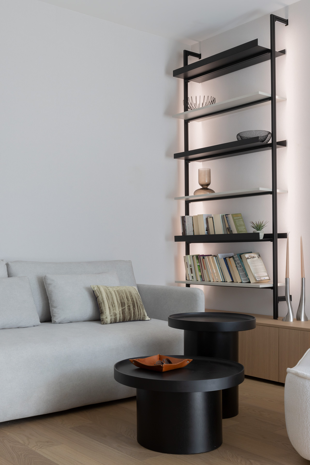 43-metrowe mieszkanie w Sopocie. Salon z jadalnią i kuchnią, sypialnia, łazienka. Projekt wnętrza: Conceptownia. Zdjęcia i stylizacja: Magda Łojewska, Vey Photography