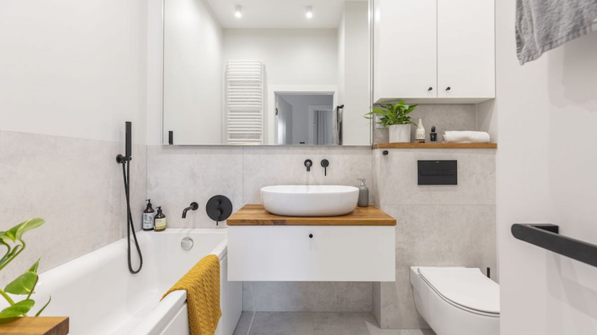 Mała łazienka z prostokątną wanną: 10 pomysłów do mieszkania w bloku