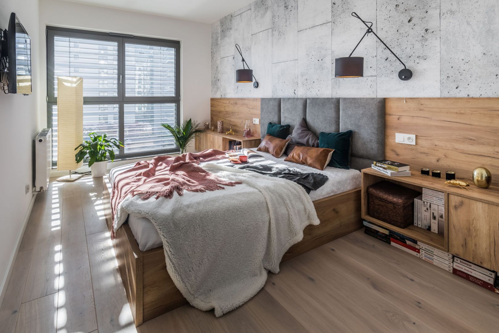 Szary, tapicerowany zagłówek łóżka w nowoczesnej sypialni. Projekt i zdjęcie: KODO Projekty i Realizacje Wnętrz