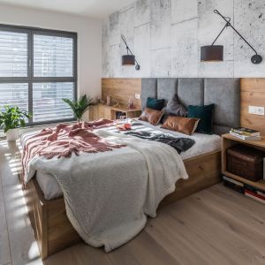 Szary, tapicerowany zagłówek łóżka w nowoczesnej sypialni. Projekt i zdjęcie: KODO Projekty i Realizacje Wnętrz
