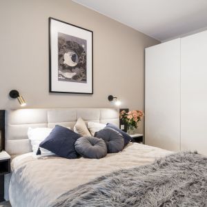 Zagłówek łóżka w białym kolorze w przytulnej sypialni. Projekt i zdjęcie: KODO Projekty i Realizacje Wnętrz