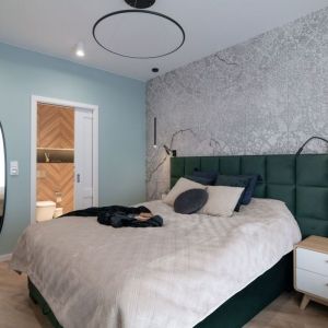 Zagłówek łóżka w zielonym kolorze w jasnej sypialni. Projekt i zdjęcie: KODO Projekty i Realizacje Wnętrz