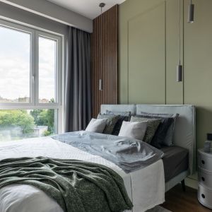 Szary zagłówek łóżka w niedużej sypialni. Projekt i zdjęcie: KODO Projekty i Realizacje Wnętrz
