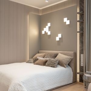 Beżowy zagłówek łóżka w eleganckiej sypialni. Projekt i zdjęcie: KODO Projekty i Realizacje Wnętrz