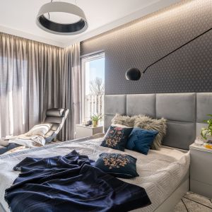 Szary zagłówek łóżka w nowoczesnej sypialni. Projekt wnętrza i zdjęcie: KODO Projekty i Realizacje Wnętrz