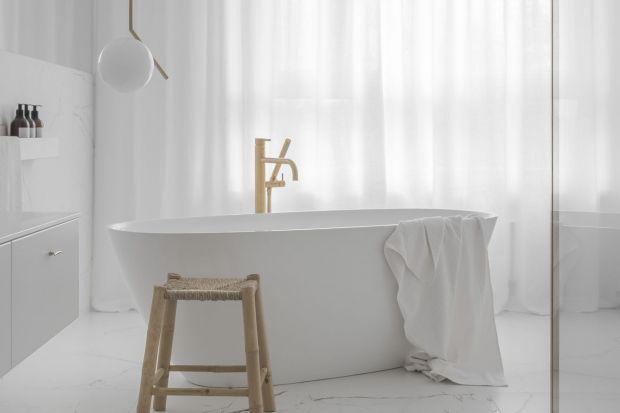 Ten salon kąpielowy o powierzchni 18m2 urządzony jest w stylu minimalistycznym. Znalazły się tu dwie umywalki, wolnostojąca wanna oraz kabina prysznicowa typu walk-in. Pełne światła i dopracowane w każdym detalu wnętrze koi oraz pozwala odzysk