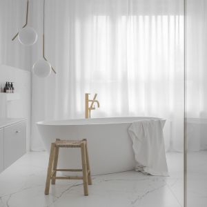 Biel i złoto to doskonały duet w nowoczesnej, jasnej łazience. Projekt i zdjęcia: Monika i Dawid Jankowiak, pracownia Mindful