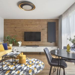 Drewniane deski na ścianie za telewizorem. Projekt wnętrza: Ewa Dziurska, Decoroom. Zdjęcie i stylizacja: Marta Behling / Pion Poziom