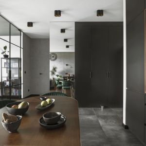 Nowoczesne przestrzenie mieszkania uzupełniono nawiązaniami do stylu industrialnego. Projekt wnętrza: Decoroom. Fot. Fotografka.pl