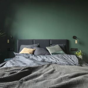 Centralnym punktem sypialni jest obszerne łóżko. Projekt wnętrza: Decoroom. Fot. Fotografka.pl