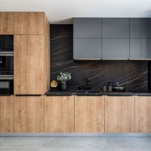 Drewno i spiek w małej kuchni w bloku. Projekt wnętrza: Małgorzata Staniek, pracownia Marbou. Zdjęcie: Karol Kleszyk, Promo Focus