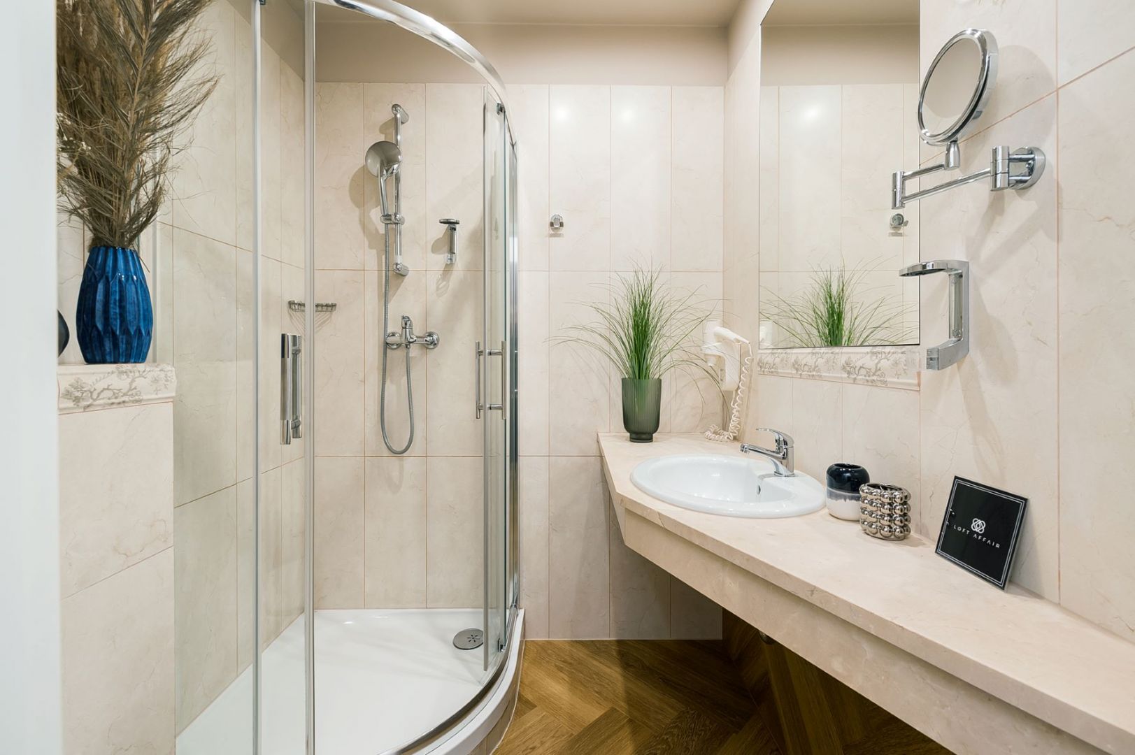 Mała łazienka z prysznicem. Projekt wnętrza: Loft Affair, Dekorian Home. Fot. Katarzyna Kwiatkowska
