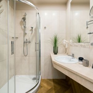 Mała łazienka z prysznicem. Projekt wnętrza: Loft Affair, Dekorian Home. Fot. Katarzyna Kwiatkowska