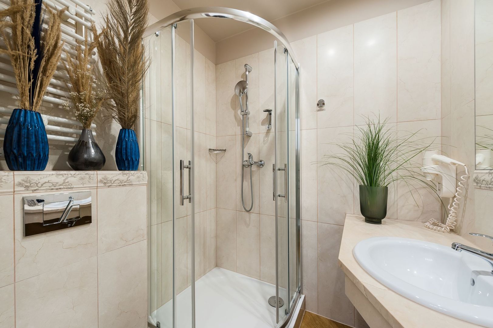 Mała łazienka z prysznicem. Projekt wnętrza: Loft Affair, Dekorian Home. Fot. Katarzyna Kwiatkowska