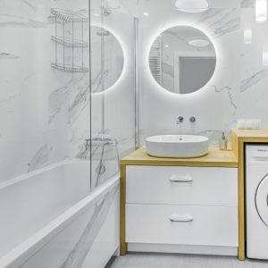 Mała łazienka w jasnych kolorach. Projekt wnętrza: Beata Ignasiak, pracownia Ignasiak Interiors. Zdjęcie: Grupa Deix