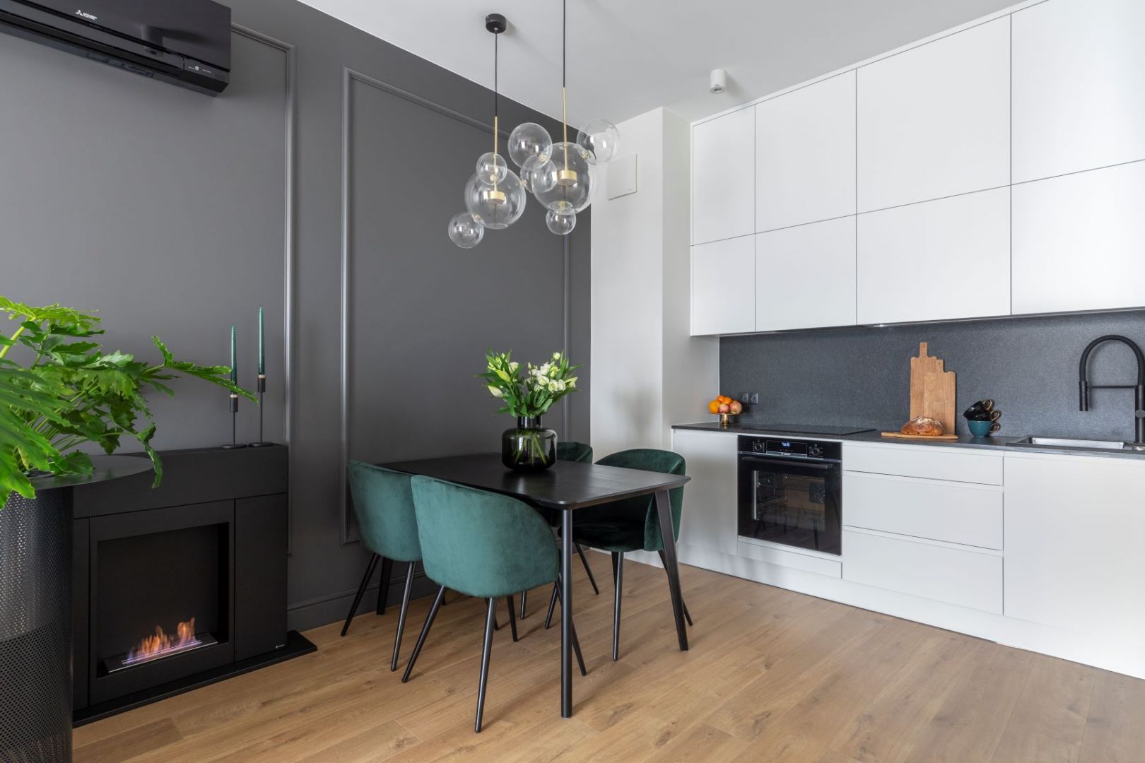 Kamień na ścianie nad blatem w małej kuchni. Projekt wnętrza: Naboo Studio. Realizacja: MRenovations. Stylizacja: Agnieszka Modzelewska, Deconeserka. Zdjęcia: Pion Poziom