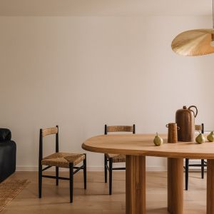 Przy kuchni znajduje się jadalnie z drewnianym stołem. Projekt wnętrza: Dominika Guca-Krawczyk, The Line Studio. Zdjęcie: ONI Studio