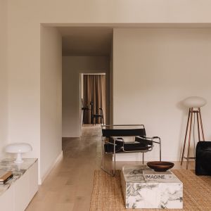 W salonie znajduje się lampa podłogowa Hiti firmy FDB Møbler oraz fotel Vassily chair. Projekt wnętrza: Dominika Guca-Krawczyk, The Line Studio. Zdjęcie: ONI Studio