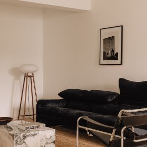 W salonie centralne miejsce zajmuje sofa Maralunga marki Cassina w obiciu z czarnego aksamitu. Projekt wnętrza: Dominika Guca-Krawczyk, The Line Studio. Zdjęcie: ONI Studio