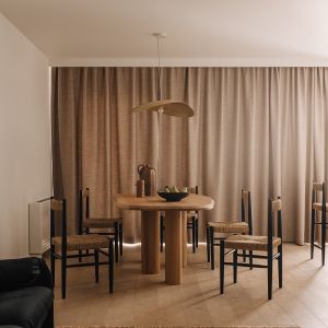  Do stołu architekt dobrała proste krzesła z siedziskiem z zaplatanego, naturalnego włókna oraz piękną lampę marki Gervasoni- brass95. Projekt wnętrza: Dominika Guca-Krawczyk, The Line Studio. Zdjęcie: ONI Studio