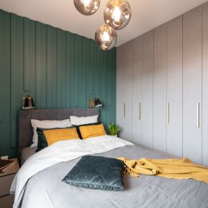 Kolor zielony w sypialni. Projekt wnętrza i zdjęcia: KODO Projekty i Realizacje Wnętrz