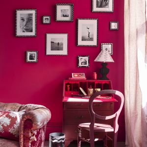 Stylowe miejsce do pracy w kolorowej sypialni. Na zdjęciu farba Annie Sloan Wall Paint w kolorze Capri Pink. Fot. mat. prasowe  Annie Sloan 