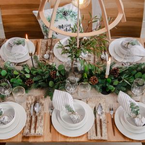 Świąteczny stół w stylu naturalnym. Świąteczna aranżacja stołu w zielonym i białym kolorze. Fot. Salony Agata