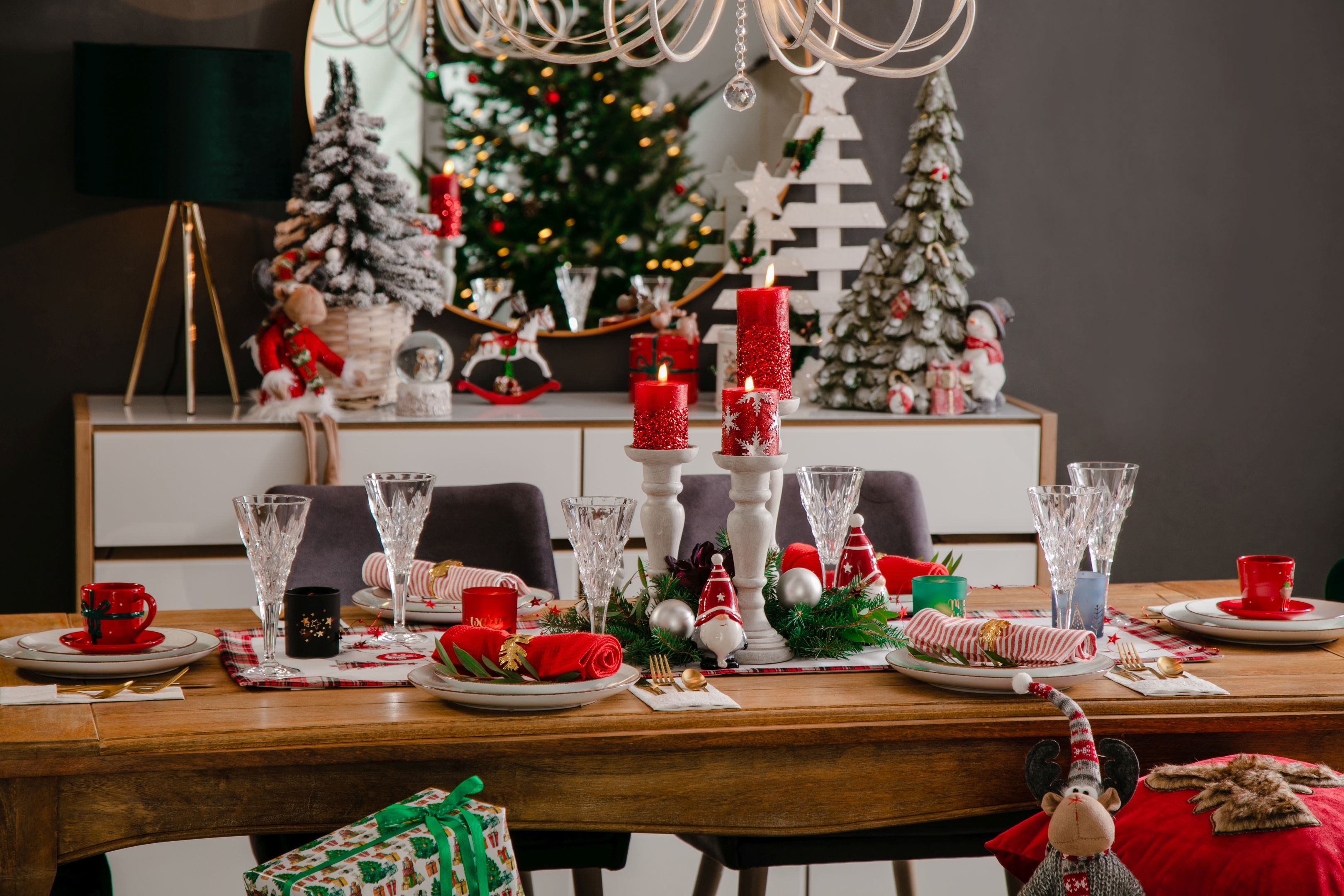 Stół jak z domu Świętego Mikołaja. Kolorem dominującym w dekoracji świątecznego stołu jest czerwień. Fot. Salony Agata