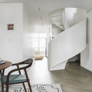 Biała wstążka schodów wygląda minimalistycznie i modernistycznie zarazem. Autorzy projektu i koordynacja realizacji: KAEL Architekci. Autor zdjęć: Rafał Chojnacki