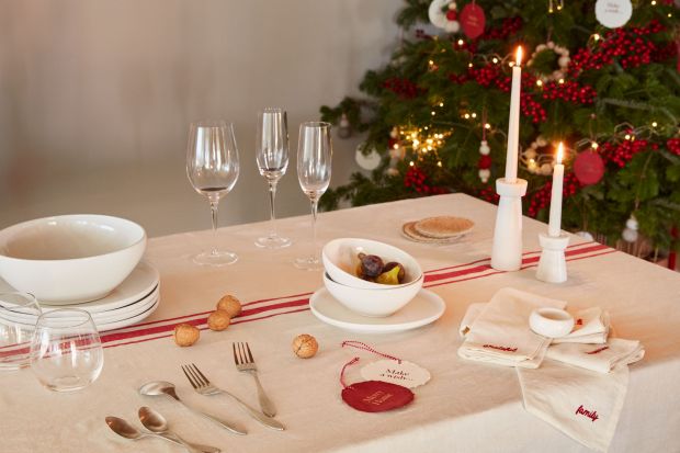 Porcelanowa zastawa, biało-czerwone dekoracje, marmur, złoto. Świąteczny stół z prostymi, eleganckimi dodatkami będzie prezentował się wyjątkowo pięknie.