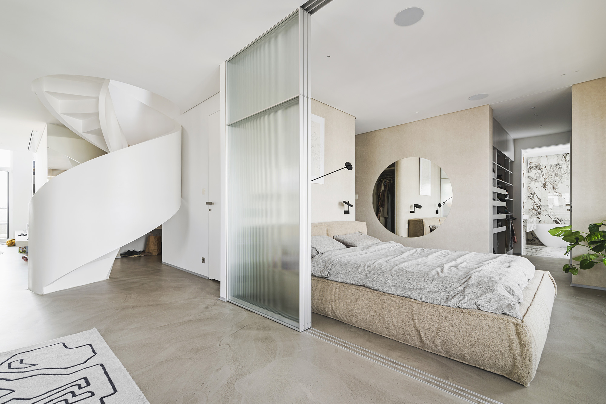 Dwupoziomowy apartament w Warszawie, zaaranżowany w stylu modernistycznym. Autorzy projektu i koordynacja realizacji: KAEL Architekci. Autor zdjęć: Rafał Chojnacki